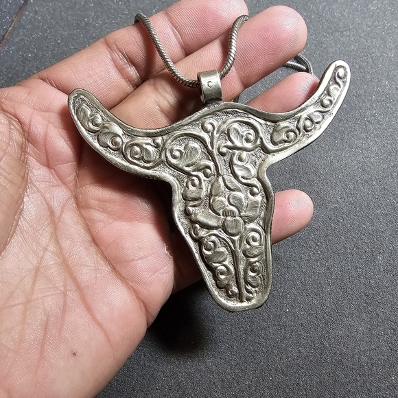 Hand Carved White Bull Head Skull Black Horn Pendant with Floral Back necklace o - Picture 7 of 11